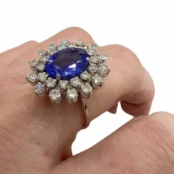 Bague design contemporaine en or avec diamants et tanzanite