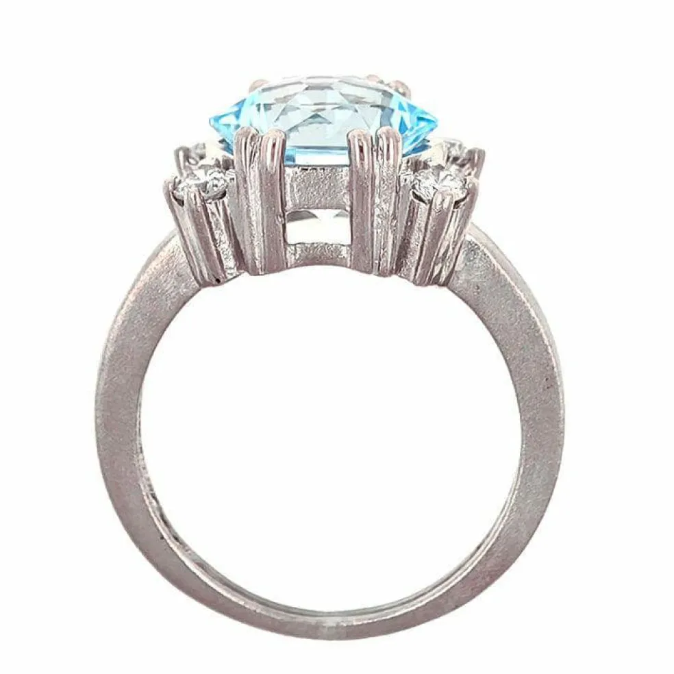 Bague design en or avec topaze bleue et diamants
