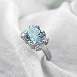 Bague design en or avec topaze bleue et diamants