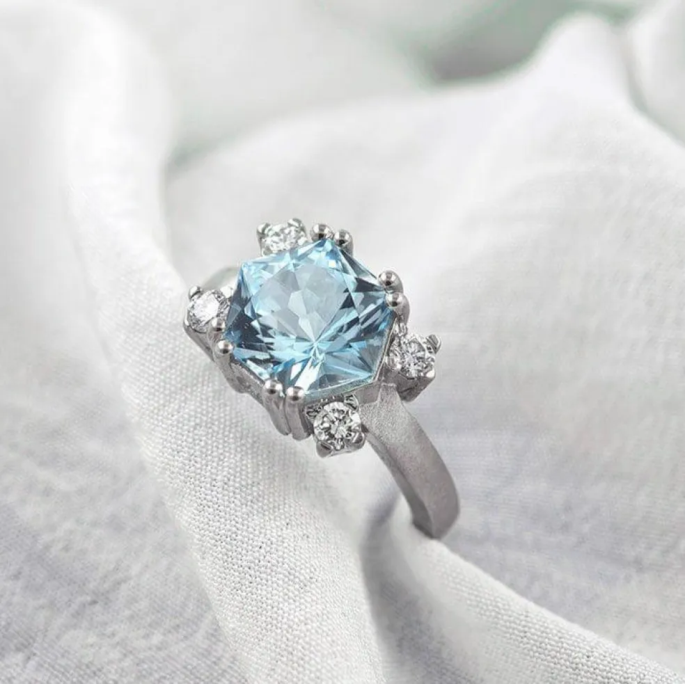 Bague design en or avec topaze bleue et diamants
