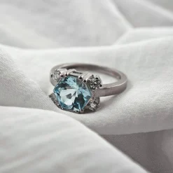 Bague design en or avec topaze bleue et diamants