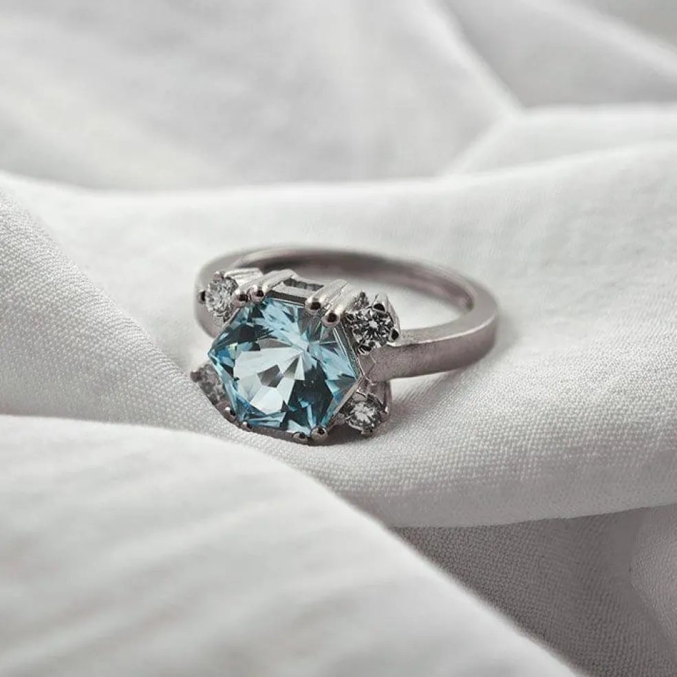 Bague design en or avec topaze bleue et diamants