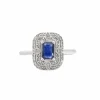 Bague design en or blanc avec un saphir et des diamants
