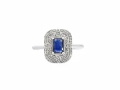 Bague design en or blanc avec un saphir et des diamants