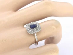 Bague design en or blanc avec un saphir et des diamants