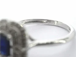 Bague design en or blanc avec un saphir et des diamants
