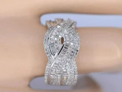 Bague design en or blanc avec diamants taille brillant