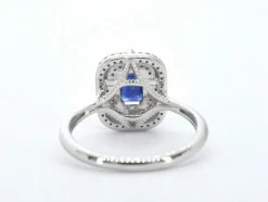Bague design en or blanc avec un saphir et des diamants