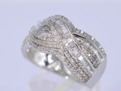 Bague design en or blanc avec diamants taille brillant