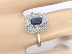Bague design en or blanc avec un saphir et des diamants