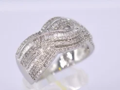Bague design en or blanc avec diamants taille brillant