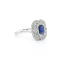 Bague design en or blanc avec un saphir et des diamants