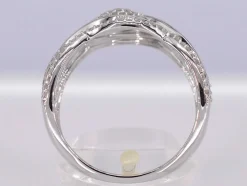 Bague design en or blanc avec diamants taille brillant