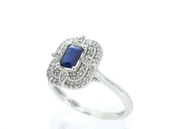 Bague design en or blanc avec un saphir et des diamants