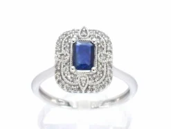 Bague design en or blanc avec un saphir et des diamants