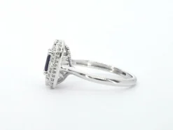 Bague design en or blanc avec un saphir et des diamants