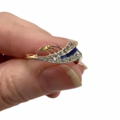bague design en or et platine avec diamants et saphirs