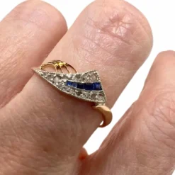 bague design en or et platine avec diamants et saphirs