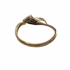 bague design en or et platine avec diamants et saphirs