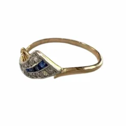 bague design en or et platine avec diamants et saphirs