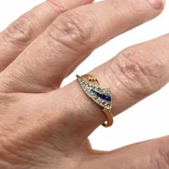 bague design en or et platine avec diamants et saphirs