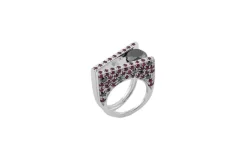 Bague design moderne en or blanc avec rubis et diamants