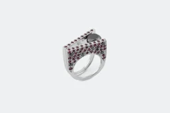 Bague design moderne en or blanc avec rubis et diamants