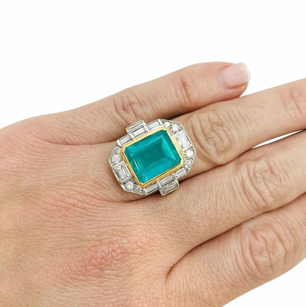 Bague deux ors émeraude et diamants.