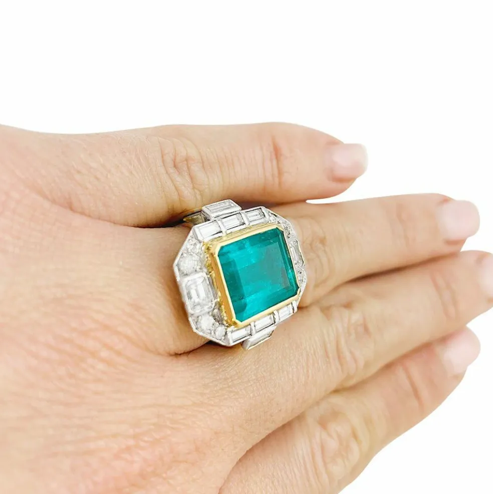Bague deux ors émeraude et diamants.