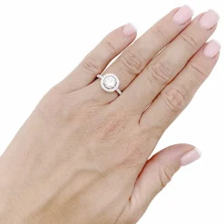 Bague diamant 1,26 ct à entourage, or blanc.