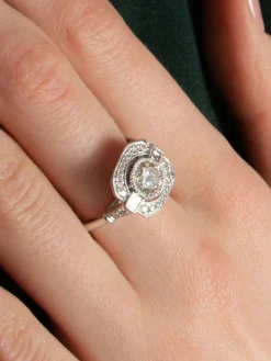 Bague Diamant 1.01ct, pavage diamant 0.43ct, or blanc 18ct, esprit Art Déco, bague carrée