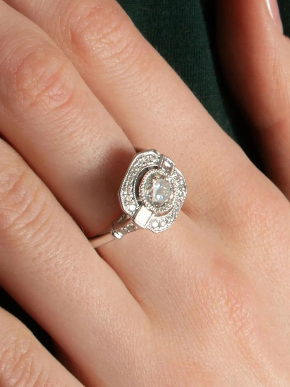Bague Diamant 1.01ct, pavage diamant 0.43ct, or blanc 18ct, esprit Art Déco, bague carrée