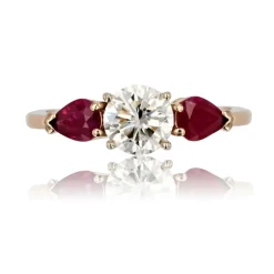 Bague diamant et rubis taillés en poire