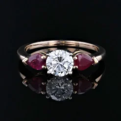 Bague diamant et rubis taillés en poire