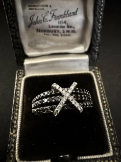 Bague diamant noir et blanc.