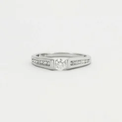 Bague diamant solitaire et pavage diamants