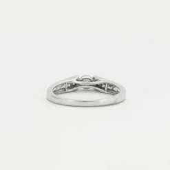 Bague diamant solitaire et pavage diamants