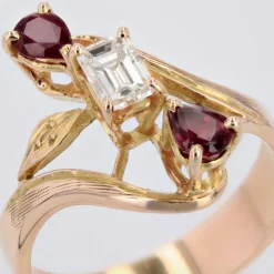 Bague diamant taille baguette et rubis taillés en poire