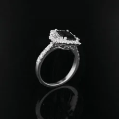 Bague diamants et saphir bleu intense