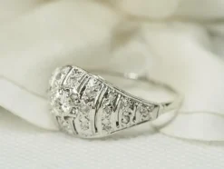 Bague dôme années 30 or blanc et diamants