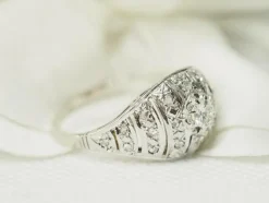 Bague dôme années 30 or blanc et diamants