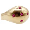 Bague dôme bombée or jaune ornée de rubis ronds en sertis étoilés (circa 1950)