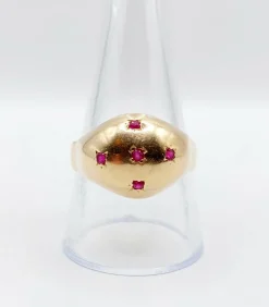 Bague dôme bombée or jaune ornée de rubis ronds en sertis étoilés (circa 1950)