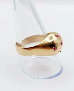 Bague dôme bombée or jaune ornée de rubis ronds en sertis étoilés (circa 1950)