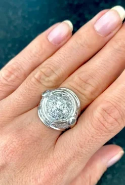 Bague dôme or blanc avec pavage de diamants