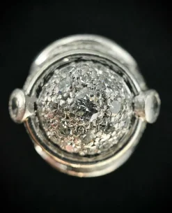 Bague dôme or blanc avec pavage de diamants