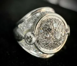 Bague dôme or blanc avec pavage de diamants