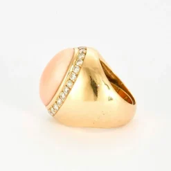 Bague dôme, or jaune, corail peau d'ange, diamants