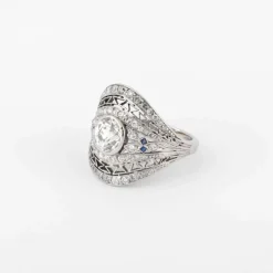 Bague dôme ornée d'un diamant central