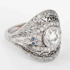 Bague dôme ornée d'un diamant central
